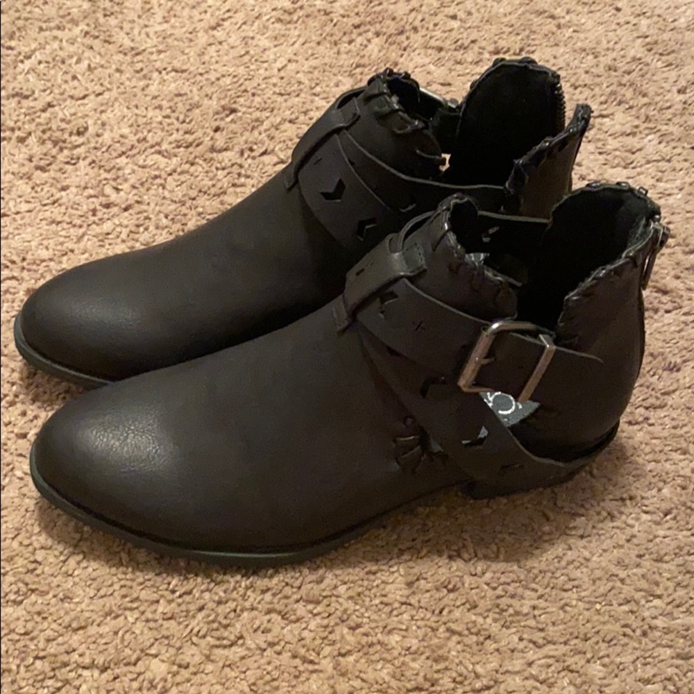 Flat ankle boots.